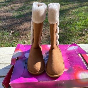 So size 3 girls suede boots, zipper closure new with box